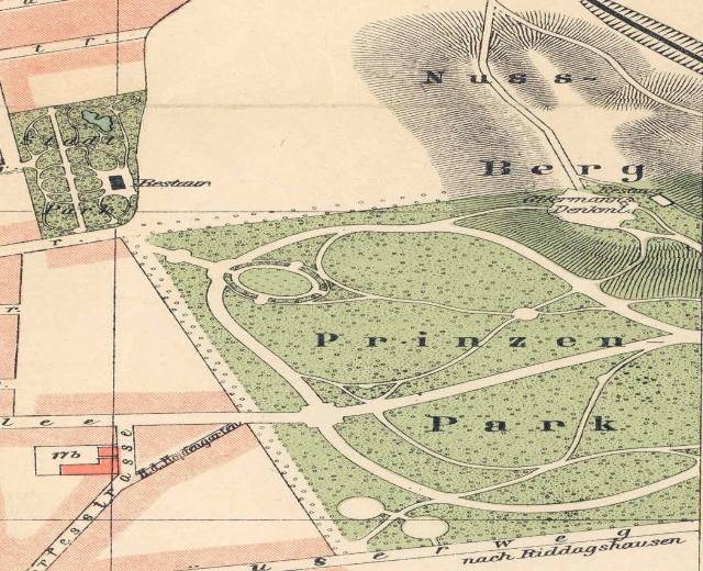 Detailierte alte Karte von Berlin, Deutschland, markiert den Standort eines Parks mit Straßen, Sehenswürdigkeiten und Text, der Parkinformationen bereitstellt.