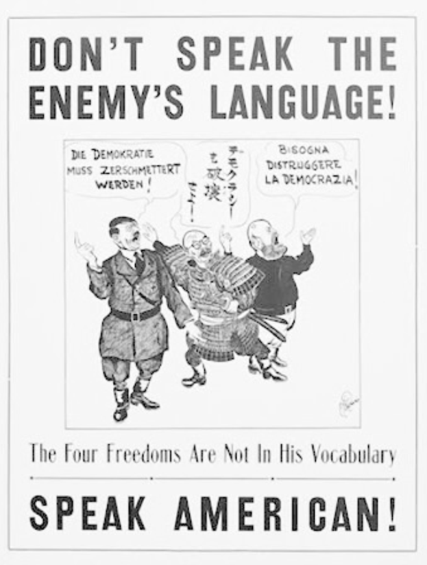Schwarz-weißes Plakat mit drei Personen und dem Text: "Sprich nicht die Sprache des Feindes - Die vier Freiheiten sind nicht in seinem Vokabular - Sprich amerikanisch."