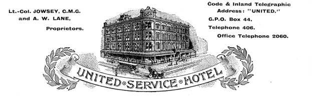 Eine Schwarz-Weiß-Zeichnung eines Hotelgebäudes mit den Worten "United Service Hotel" in fetter Schrift darüber, umgeben von einem dekorativen Rahmen.