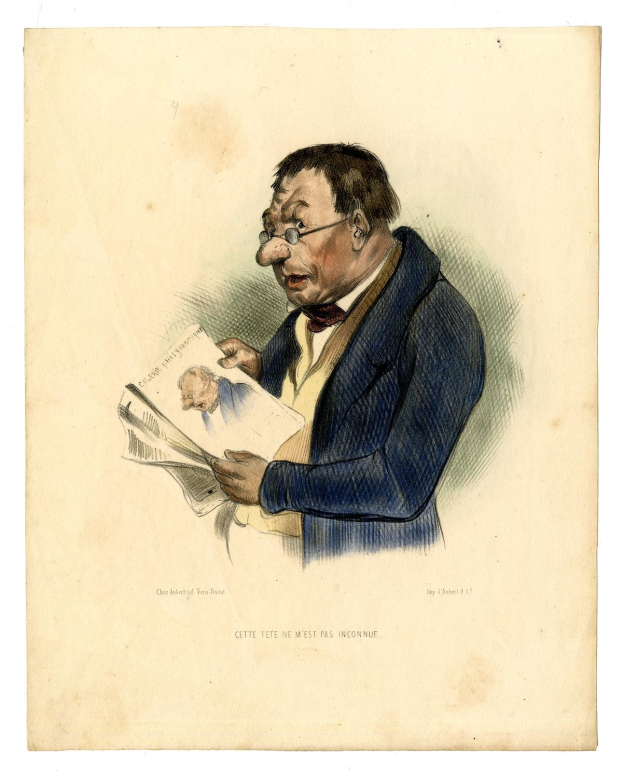 Ein Mann in Anzug und Krawatte liest eine Zeitung mit sichtbarem Text, trägt eine Brille und hat einen ernsten Gesichtsausdruck.