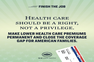 Plakat mit der Aufschrift 'Beende den Job: Gesundheit sollte ein Recht sein, nicht ein Privileg' und einer Karte mit der Aufschrift 'Mache niedrigere Gesundheitskosten permanent und schließe die Versorgungslücke für amerikanische Familien.'