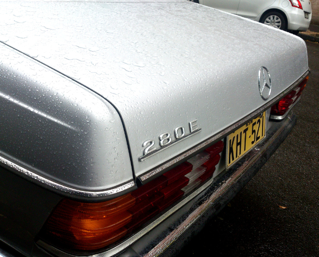 Ein Mercedes-Benz-Fahrzeug fährt neben einem anderen Fahrzeug auf der Straße.