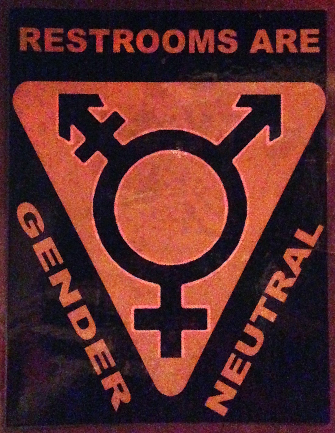 Ein Plakat mit der Aufschrift "Toiletten sind genderneutral" betont die Geschlechtergerechtigkeit in den Toiletteneinrichtungen.