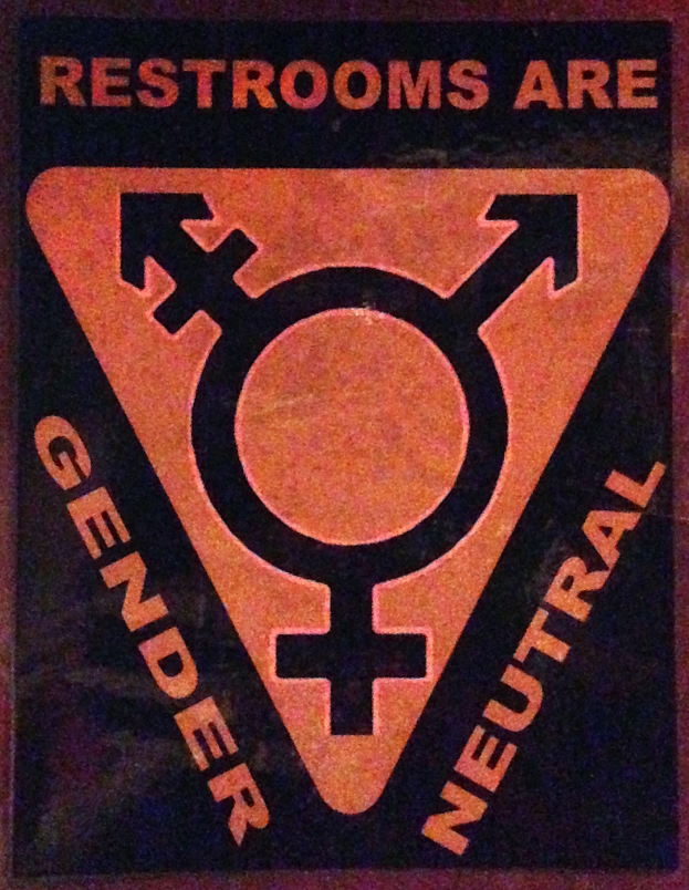 Ein Plakat mit der Aufschrift "Toiletten sind genderneutral" betont die Geschlechtergerechtigkeit in den Toiletteneinrichtungen.