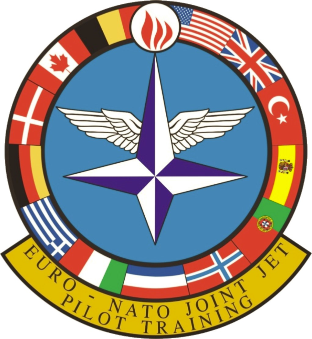 Logo der NATO-Joint-Jet-Pilot-Ausbildung mit einem blauen Kreis mit einem weißen Stern in der Mitte, umgeben von vier Flaggen in verschiedenen Farben und der weißen Aufschrift "NATO Joint Jet".