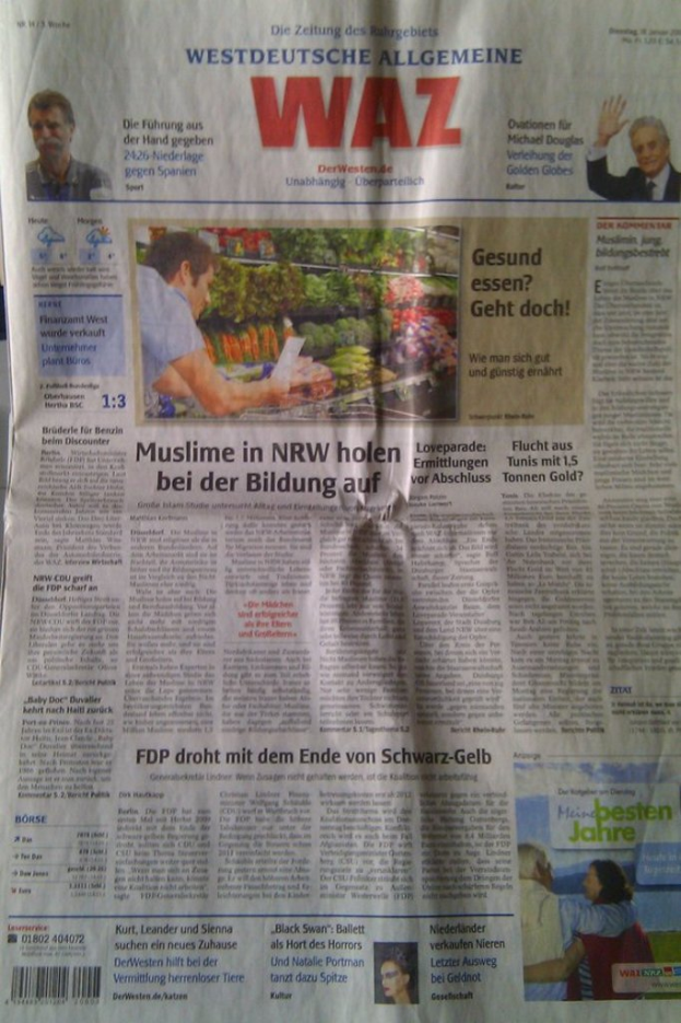 Eine Zeitung mit gedrucktem Text und Bildern.