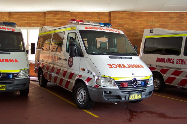 Ein Notarztwagen in Weiß vor einer Backsteinwand.