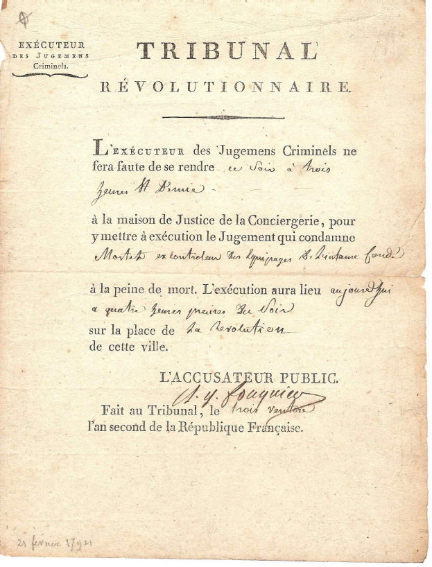 Altes, gelbliches Dokument des Französischen Revolutionstribunals mit der Überschrift "Tribunal Révolutionnaire", das Urteile in Kursivschrift detailliert