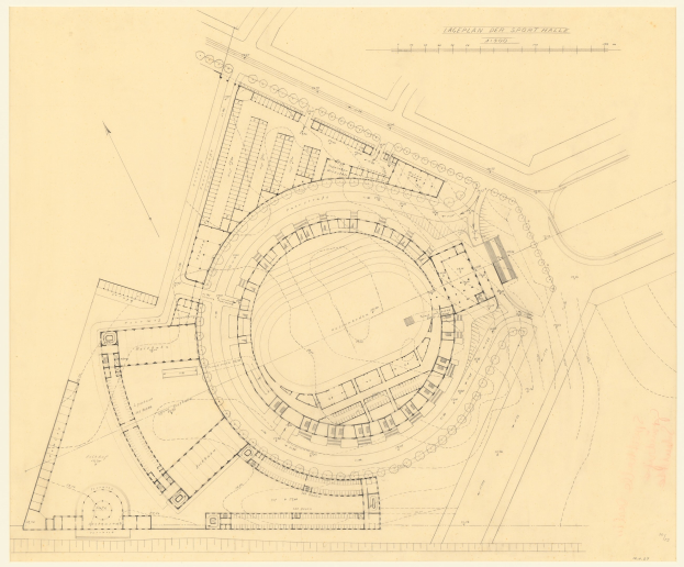 Schwarzes und weißtes Architekturße einer Stadiongrundrisszeichnung mit umliegenden Gebäuden und handgeschriebenen Textänmerkungen.