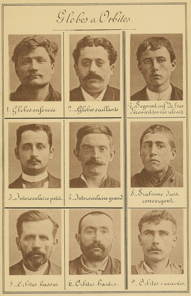 Schwarzes und weißes Foto einer Gruppe von schnurrbärtigen Männern mit verschiedenen Gesichtsausdrücken, begleitet von Text.