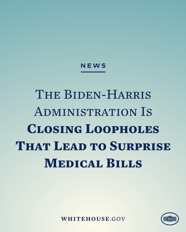 Plakat mit der Aufschrift "Die Biden-Harris-Regierung schließt Lücken, die zu überraschenden Arztkosten führen" und einem medizinischen Rechnungssymbol mit einem roten Kreuz, das von einem dünnen schwarzen Rand auf einem weißen Hintergrund umgeben ist.