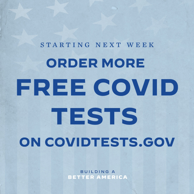 Plakat mit weißer Schrift auf blauem Hintergrund, auf dem steht: "Ab nächster Woche mehr kostenlose Covid-Tests auf CovidTests.gov bestellen" und zur COVID-19-Tests aufruft.