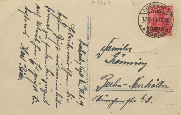 Eine alte deutsche Postkarte mit einem roten Stempel und der Aufschrift "Gesimnacks & Co. & Co." darauf.